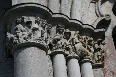 [Foto 3: Detail des Kirchenportals von Lokrume]